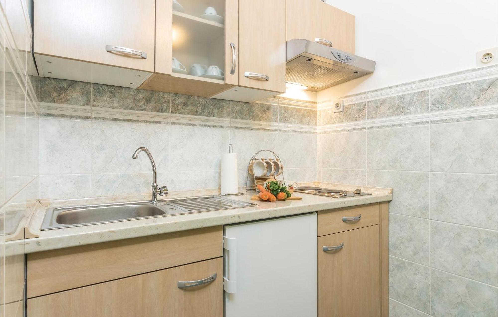 Cozy Apartment In Pican With Kitchen Exterior foto